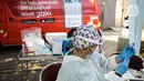Vaksinator menyiapkan vaksin COVID-19 saat vaksinasi keliling di Kebon Kacang, Jakarta, Jumat (9/7/2021). Pemerintah Provinsi DKI Jakarta meluncurkan 16 mobil vaksin COVID-19 keliling guna mempercepat pencapaian target vaksinasi COVID-19 di Ibu Kota. (Liputan6.com/Faizal Fanani)