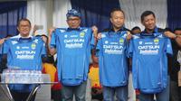 Ahmad Heryawan dan Ridwan Kamil ingin Persib Bandung juara Torabika Soccer Championship presented by IM3 Ooredoo. (Bola.com/Permana Kusumadijaya)