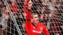 7. Eric Cantona - Si Bengal dari Prancis ini merupakan simbol kejayaan Manchester United bersama Sir Alex Ferguson. Mantan pemain Leeds ini sukses meraih sembilan gelar, empat di antaranya merupakan juara Liga Inggris. (AFP/Stringer)