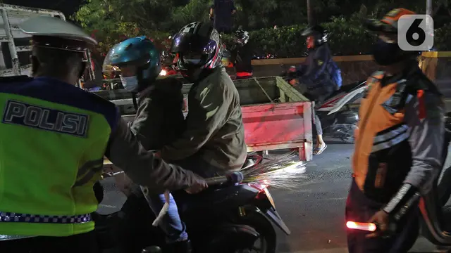 FOTO: Nekat, Pemudik Lawan Arus Lintasi Posko Penyekatan di Kedungwaringin