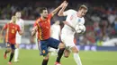 Striker Inggris, Harry Kane, berusaha melewati penjagaan bek Spanyol, Nacho, pada laga UEFA Nations League di Stadion Benito Villamarin, Sevilla, Senin (15/10). Spanyol kalah 2-3 dari Inggris. (AFP/Cristina Quicler)