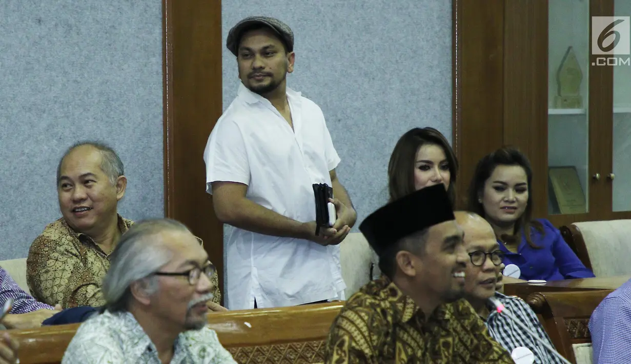 Penyanyi Tompi saat menghadiri pertemuan dengan Badan Legislasi DPR, Jakarta, Rabu (7/6). Kedatangan Kami Musik Indonesia untuk memberikan masukan terkait RUU tentang Tata Kelola Musik atau Permusikan Indonesia. (Liputan6.com/Herman Zakharia)