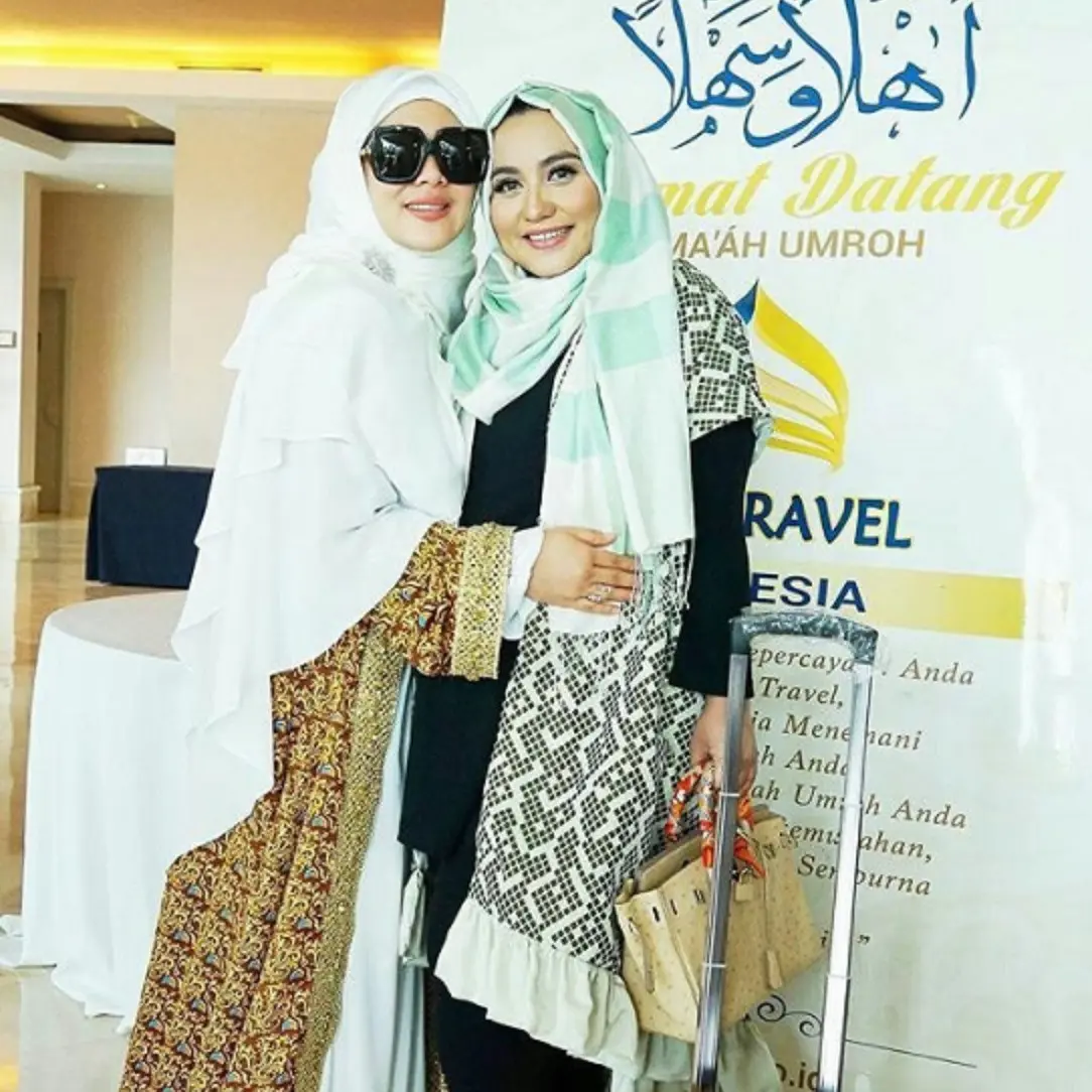 Syahrini memeluk Anniesa Hasibuan, bos First Travel sebelum berangkat umrah beberapa waktu lalu. (Instagram @anniesahasibuan)