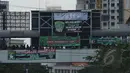 Puluhan supporter klub Persebaya 1927 (bonek) melakukan aksi di atas jembatan penyeberangan jalan Embong Malang, Surabaya, Sabtu (18/4/2015).  Para bonek meminta dikembalikannya hak-hak PT Persebaya Indonesia. (Liputan6.com/Helmi Fithriansyah)