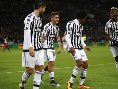Pemain Juventus merayakan gol ke gawang Genoa dalam lanjutan Serie A Italia di Stadion Juventus, Turin, Kamis (4/2/2016) dini hari WIB. (AFP/Marco Bertorello)