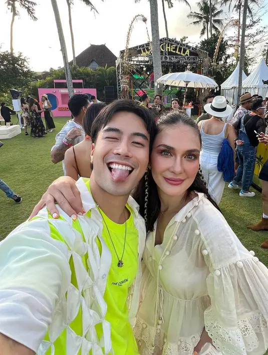 Si duta persahabatan Vidi Aldiano turut hadir mengenakan kaus hijau neon yang dipadukan dengan kemeja cut-out putih. [Instagram/vidialdiano]