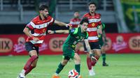 Persebaya Surabaya melawan Madura United pada lanjutan BRI Super League 2025/2026 di Stadion Gelora Bung Tomo Jumat (17/4/2026). (Bola.com/M Iqbal Ichsan)