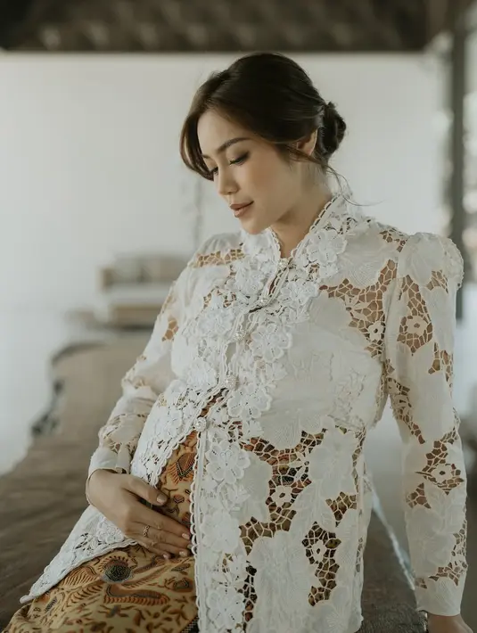 Jessica Iskandar tampil anggun kenakan kebaya model Kartini modern dengan detail laser cut. Dipadu dengan kain Batik cokelat muda [@inijedar]