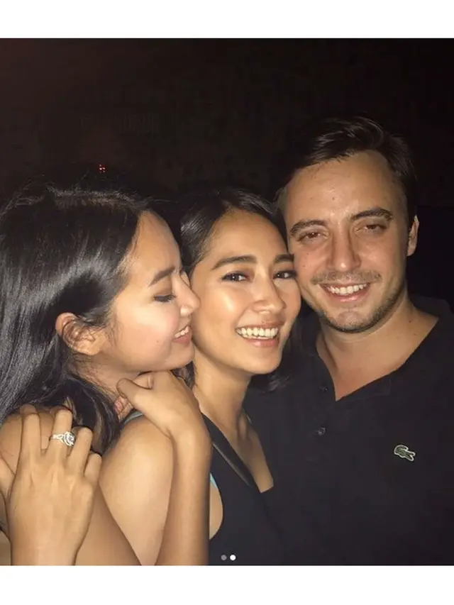 Momen Kemesraan Niken Anjani dan Pacar Bulenya yang Selalu Romantis Abis