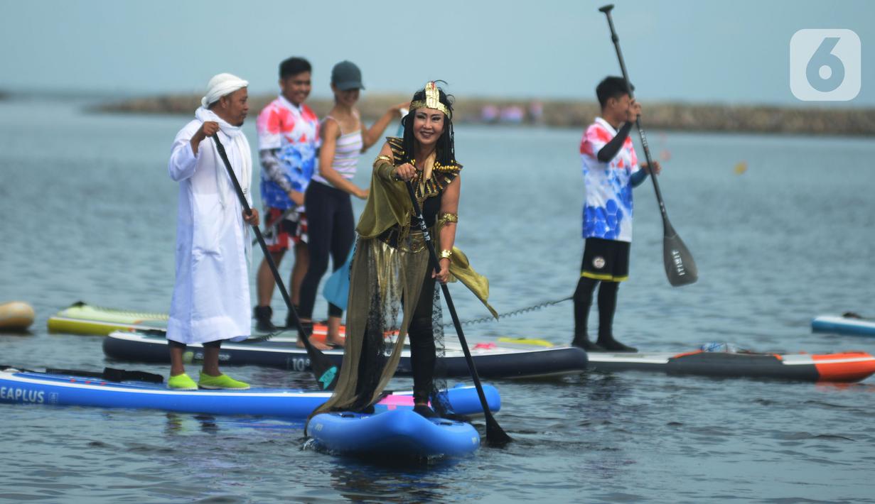 Komunitas kayak dan stand up paddle beraksi pada pembukaan Kasal CUP 2021 di Pantai Festival Ancol, Jakarta, Sabtu (27/11/2021). Kegiatan tersebut mempertandingkan berbagai jenis olahraga air seperti selam, renang, dayung, layar, jetski, dan ski air. (merdeka.com/Imam Buhori)