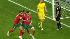 Para pemain Maroko merayakan kemenangan adu penalti atas Spanyol pada babak 16 besar Piala Dunia 2022 di Education City Stadium, Al Rayyan, Rabu (6/12/2022) dini hari WIB. Maroko melewati 120 menit dan adu penalti untuk mencapai perempat final Piala Dunia 2022. (AP Photo/Abbie Parr)