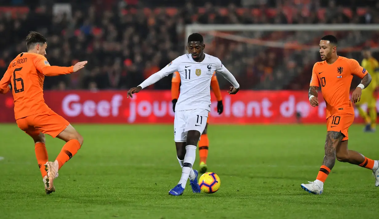 Striker Prancis, Ousmane Dembele berusaha menggiring bola melewati pemain Belanda pada pertandingan UEFA Nations League di stadion Feijenoord di Rotterdam (16/11). Kemenagan Belanda membuka peluang lolos ke semifinal. (AFP Photo/Emmanuel Dunand)