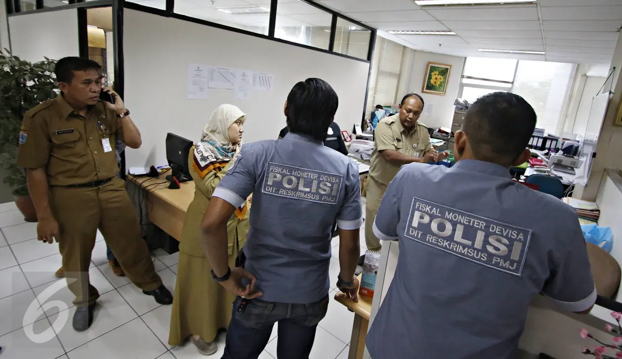 Petugas Ditkrimsus Polda Metro Jaya berbincang dengan sejumlah pegawai saat melakukan penggeledahan di kantor Dinas Pendapatan Daerah (Dispenda) DKI Jakarta, Selasa (12/1). (Liputan6.com/Immanuel Antonius)