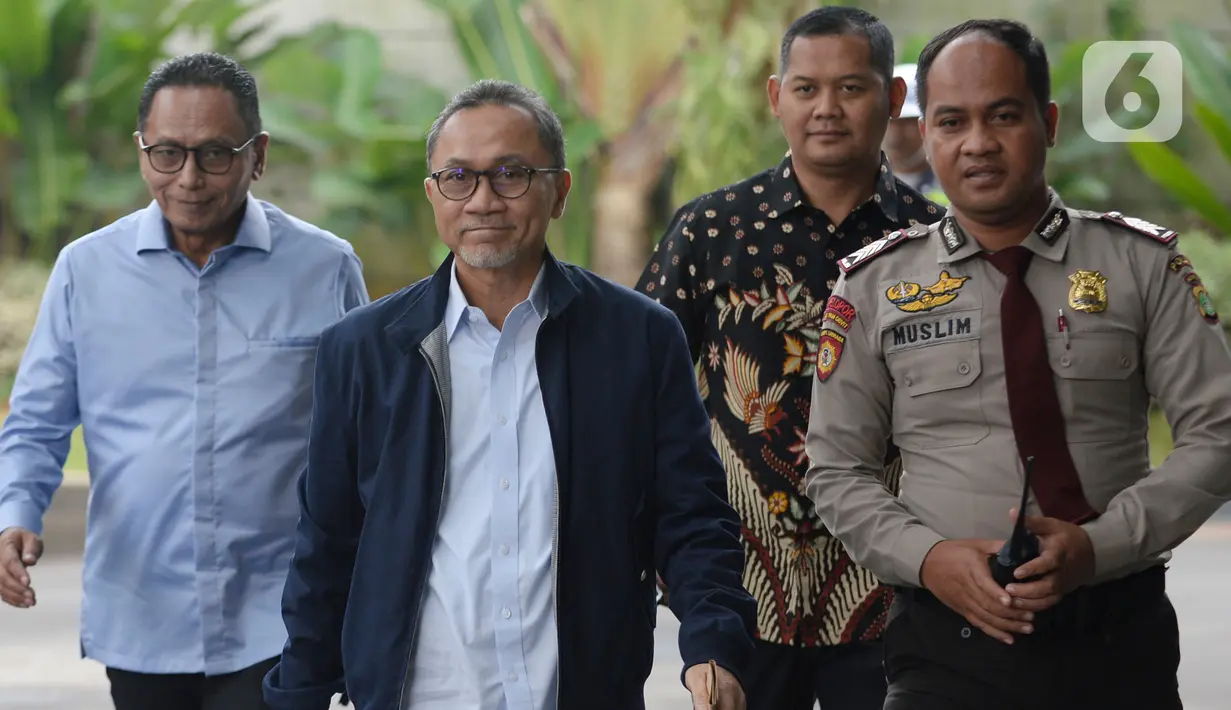 Ketua Umum PAN Zulkifli Hasan (kedua kiri) saat tiba di Gedung KPK, Jakarta, Jumat (14/2/2020). Zulkifli Hasan hanya melambaikan tangan dan langsung masuk ke lobi Gedung KPK tanpa berbicara apapun. (merdeka.com/Dwi Narwoko)