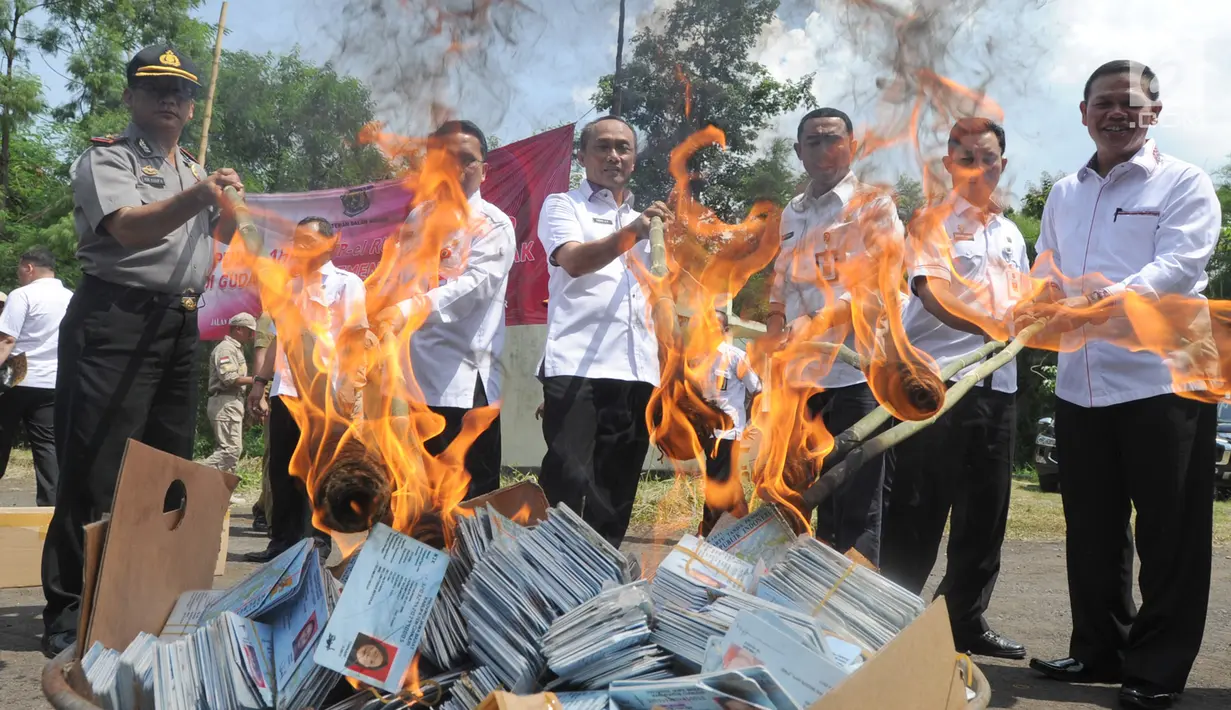 Petugas Kementerian Dalam Negeri (Kemendagri) membakar E-KTP rusak di Gudang Kemendagri di Bogor, Jabar, Rabu (19/12). Pemusnahan ini untuk meyakinkan masyarakat bahwa pemerintah berkomitmen menjamin keamanan data kependudukan. (Merdeka.com/Arie Basuki)