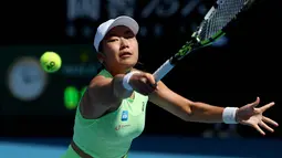 Janice Tjen menyingkirkan petenis unggulan 22, Leylah Fernandez, lewat kemenangan dua set. Tampak dalam foto, petenis Indonesia Janice Tjen memukul bola balasan dari petenis Kanada Leylah Fernandez selama pertandingan tunggal putri hari ketiga turnamen tenis Australia Terbuka di ANZ Arena, Melbourne Park, pada 20 Januari 2026. (DAVID GRAY/AFP)