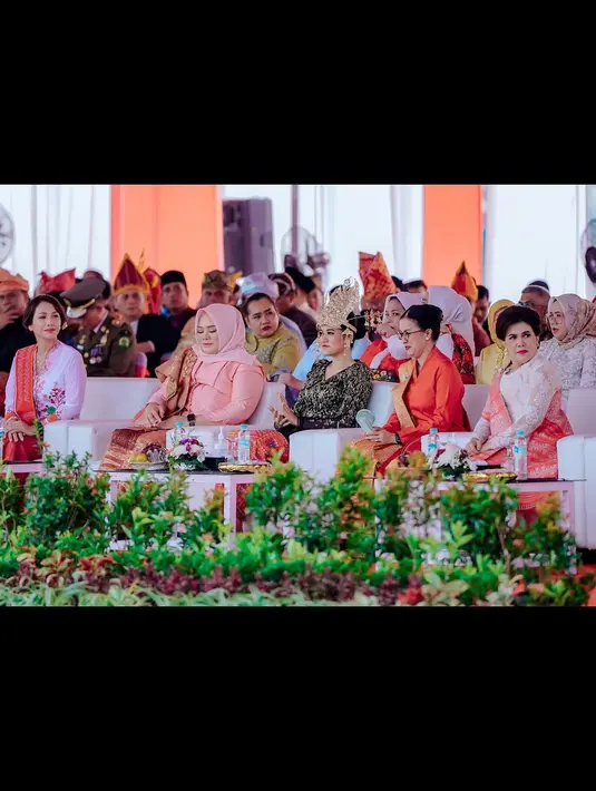 Baju adat bernuansa hitam dengan padu padan wastra bersentuhan warna merah membuat keduanya tampil bold dan menawan. [Foto: Instagram/bobbynst]