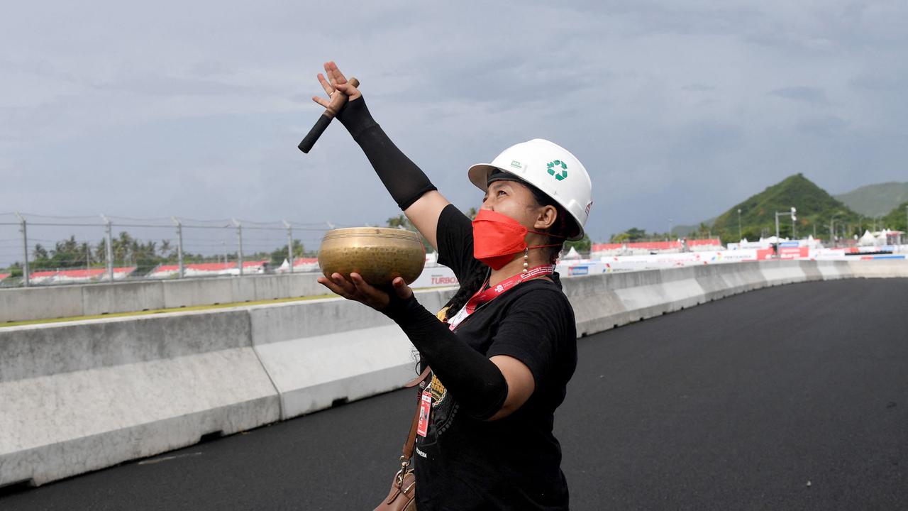 Foto: Cuma ada di Indonesia, Ini Dia Aksi Pawang Hujan saat MotoGP Mandalika 2022