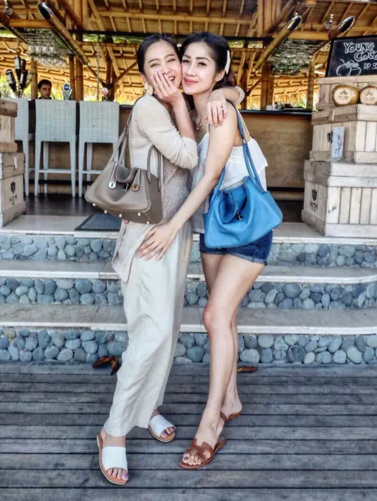 Hermes Lindy, Rp 122 juta rupiah. Sebuah tas yang mampu berikan kesan kasual elegan saat dipakai. (Foto: Instagram/ Bunga Zainal)