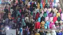 Sejumlah pembeli mencari berbagai kebutuhan berupa pakaian di Pasar Tanah Abang, Jakarta, Rabu (9/12). Libur pilkada dimanfaatkan warga untuk berbelanja pakaian di pasar tekstil terbesar di Asia Tenggara itu. (Liputan6.com/Angga Yuniar)