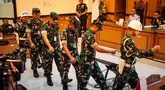 Empat personel Tentara Nasional Indonesia (TNI) yang dituduh menyiram air keras ke seorang aktivis Hak Asasi Manusia (HAM) usai menjalani sidang putusan di Pengadilan Militer II-08, Jakarta pada Rabu 10 Juni 2026. (Yasuyoshi Chiba/AFP)