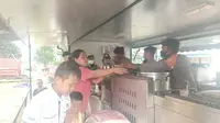 Brimob Terjunkan Food Truck Siapkan 18.000 Paket Makanan Bagi Pengungsi Gempa Cianjur