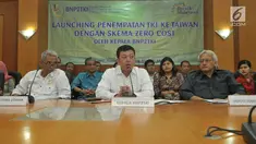 Kepala BNP2TKI (Badan Nasional Penempatan dan Perlindungan Tenaga Kerja Indonesia), Nusron Wahid (tengah) memberi keterangan saat launching penempatan TKI ke Taiwan di Jakarta, Senin (12/6). (Liputan6.com/Helmi Afandi)