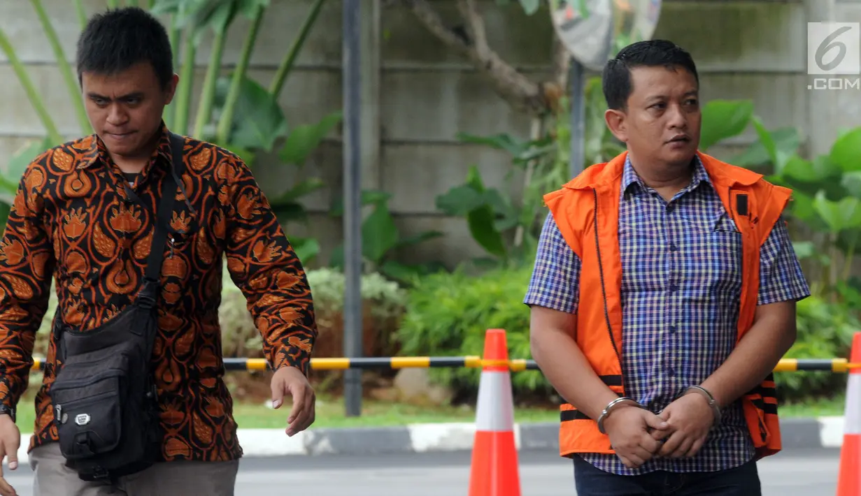 Tersangka Staf Kemenpora Eko Triyanto dikawal petugas saat menjalani pemeriksaan lanjutan di gedung KPK, Jakarta, Rabu (30/1). Eko Triyanto ditahan bersama 4 tersangka terkait dana hibah pemerintah kapada KONI melalui Kemenpora. (merdeka.com/Dwi Narwoko)