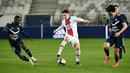 Pemain Paris Saint-Germain (PSG), Julian Draxler, berusaha melewati pemain Bordeaux pada laga Liga Prancis di Stadion Matmut Atlantique, Rabu (3/3/2021). PSG menang dengan skor 1-0. (Photo by Philippe LOPEZ / AFP)