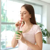 Ilustrasi minum jus mentimun./Copyright shutterstock.com/g/Pixel-Shot