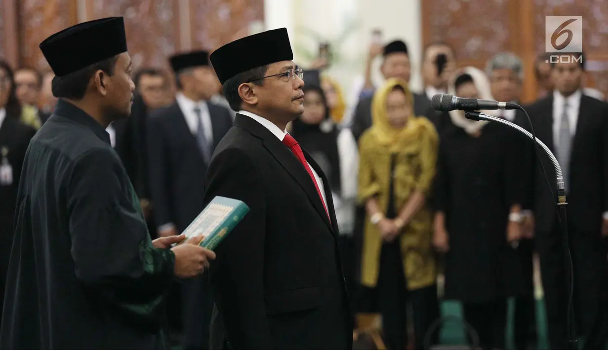 Sekjen DPR Indra Iskandar saat diambil sumpahnya dalam acara pelantikan di Kompleks Parlemen, Jakarta, Selasa (22/5). Pelantikan Indra berdasarkan Surat Keputusan Presiden RI Nomor 49/TPA Tahun 2018. (Liputan6.com/JohanTallo)