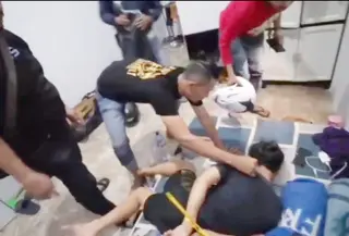 Polisi menangkap pelaku RAS di rumah kos di Semarang. (Liputan6.com/Arief Pramono)
