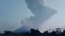 Gunung Merapi menyemburkan material vulkanik ke udara saat erupsi di Sleman, DI Yogyakarta, Selasa (3/3/2020). Gunung Merapi meletus pada pukul 05.22 WIB dengan tinggi kolom 6.000 meter , status waspada (level II). (AP Photo/Slamet Riyadi)