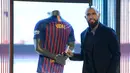 Pemain baru Barcelona, Arturo Vidal berpose usai menandatangani jersey dalam presentasi resminya di Stadion Camp Nou, Barcelona, Spanyol, Senin (6/8). (Josep LAGO/AFP)