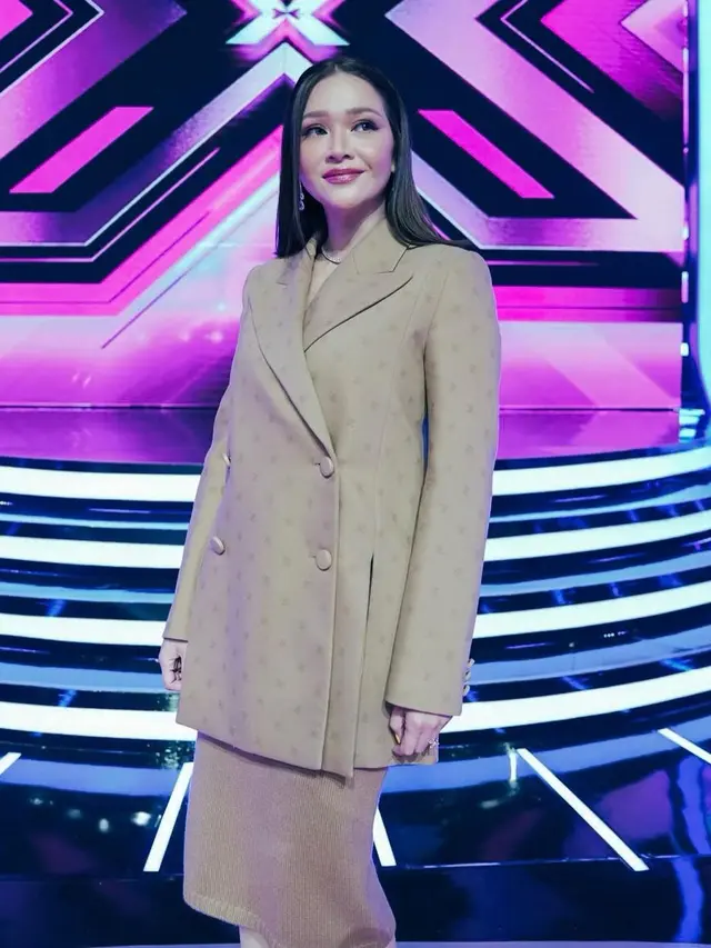 5 Potret Maia Estianty saat Jadi Juri X Factor, Disebut Mirip Anya Geraldine
