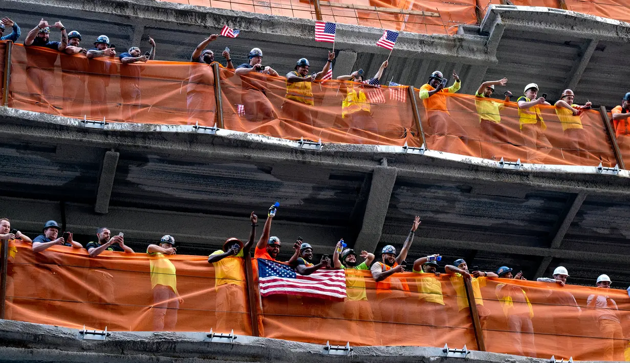 Pekerja konstruksi menyambut timnas sepak bola wanita Amerika Serikat (AS) saat parade kemenangan Piala Dunia Wanita 2019 di New York, AS, Rabu (10/7/2019). AS menjuarai Piala Dunia Wanita 2019 usai mengalahkan Belanda di final. (AP Photo/Craig Ruttle)