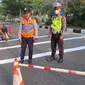 Personel Satuan Lau Lintas dan Dinas Perhubungan Kota Pekanbaru membuat pita penggaduh untuk mencegah balapan liar. (Liputan6.com/M Syukur)