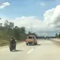Aksi nekat pelaku curanmor terobos masuk jalan tol Balikpapan-Samarinda. (Liputan6.com/Istimewa)
