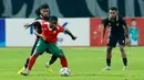 Pemain Timnas Indonesia, Yance Sayuri berebut bola dengan pemain Burundi, Shassiri Nahimana, pada pertandingan kedua FIFA Matchday di Stadion Patriot Candrabhaga, Bekasi, Selasa (28/3/2023). Duel Burundi vs Timnas Indonesia di FIFA matchday menjadi momen Sayuri bersaudara bermain bersama untuk pertama kalinya bagi skuad Merah Putih. (Bola.com/M Iqbal Ichsan)