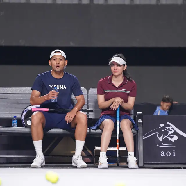 7 Potret Ibnu Jamil dan Ririn Ekawati Jajal Tennis Indoor GKB, Sudah Siap Tanding