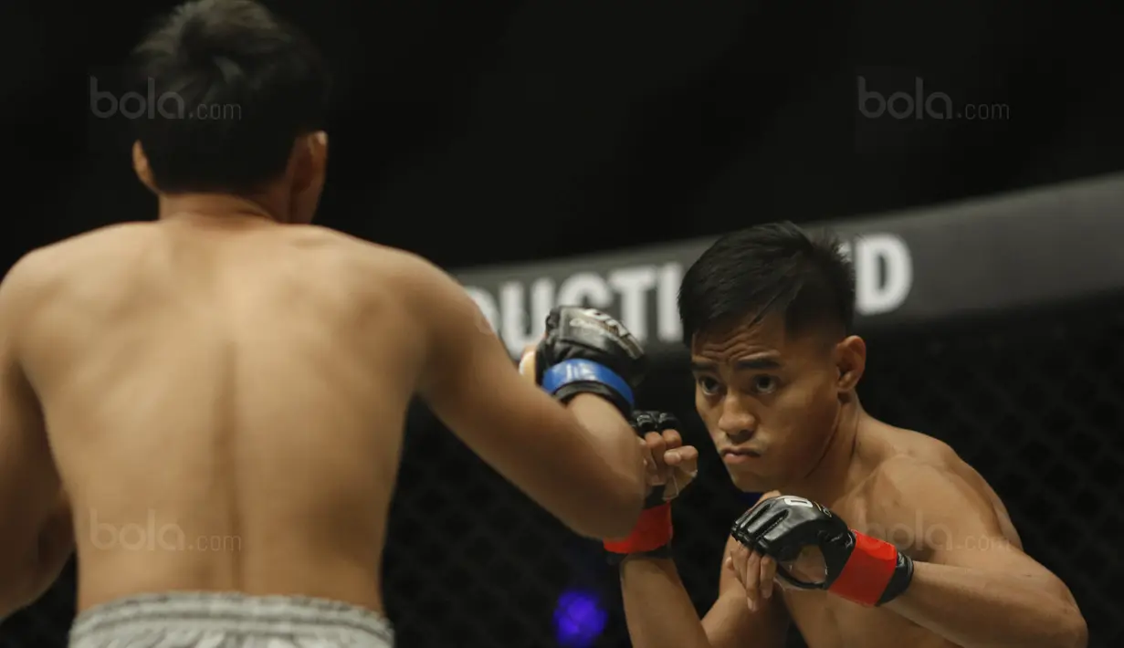 Petarung Indonesia, Stefer Rahardian, saat melawan petarung Kamboja, Shin Bunsrun, pada One Champhionship di JCC, Senayan, Sabtu (16/9/2017). Stefer hanya memerlukan satu ronde untuk mengalahkan Shin. (Bola.com/M Iqbal Ichsan)