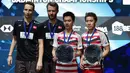 Ganda putra Indonesia, Kevin Sanjaya (kedua kanan) dan Marcus Fernaldi (kanan) berpose sambil memegang piala usai mengalahkan pebulutangkis Denmark Mathias Boe dan Carsten Mogensen di final All England, Birmingham, Inggris (18/3). (AFP Photo/Paul Ellis)