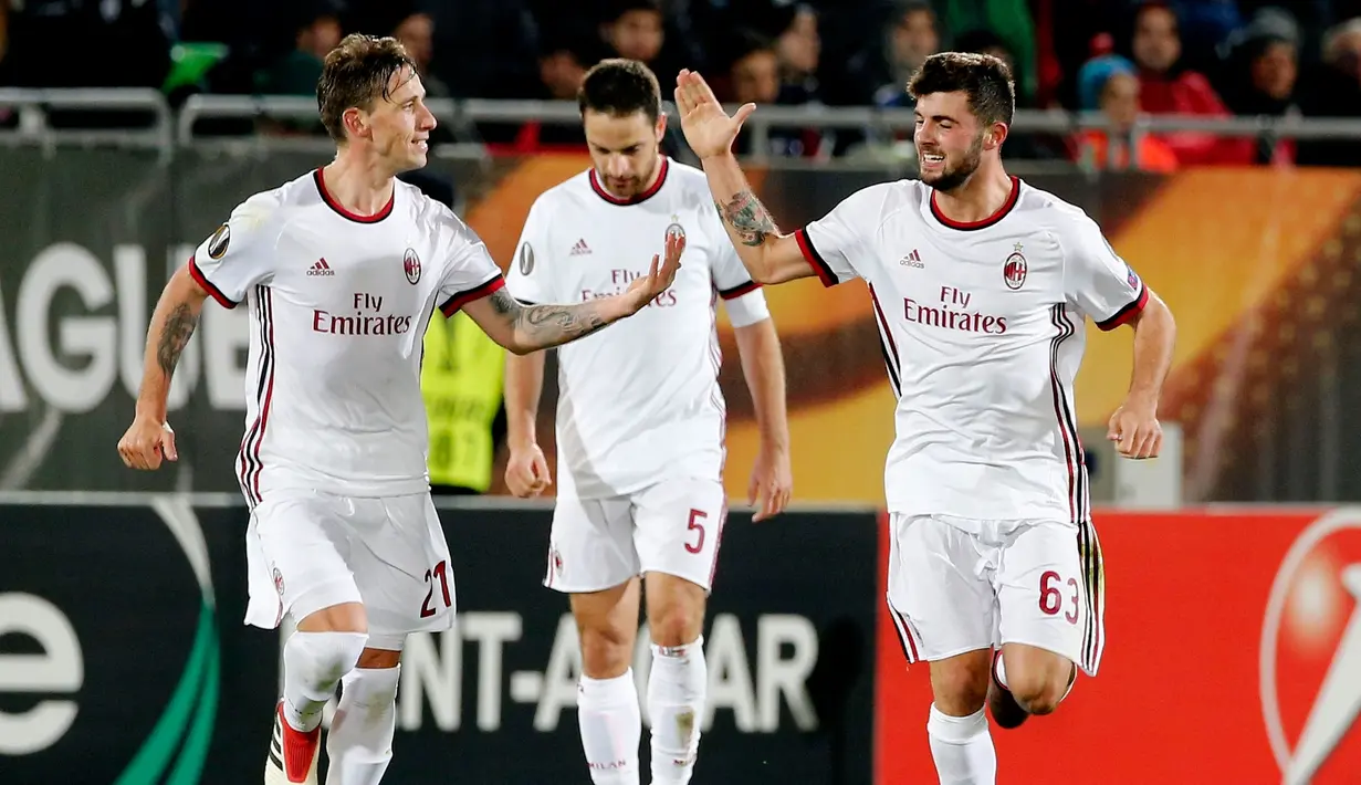 Pemain AC Milan, Patrick Cutrone (kanan) bersama rekan setimnya merayakan gol ke gawang Ludogorets Razgrad pada laga leg pertama babak 32 besar Liga Europa di Ludogerts Arena, Jumat (16/2). AC Milan berhasil menumbangkan Ludogorets 3-0. (AP Photo)