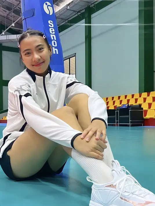 Shintia juga tampil mengenakan jaket track suit putih serasi dengan kaos kaki dan sneakersnya.  Credit: Instagram @shiinntia