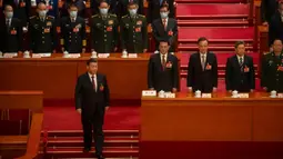 Presiden China Xi Jinping bersiap untuk mengambil sumpah dalam sebuah sesi Kongres Rakyat Nasional (NPC) di Aula Besar Rakyat di Beijing, Jumat, 10 Maret 2023. Pemimpin China Xi Jinping terpilih secara aklamasi sebagai Presiden dalam sesi Kongres Rakyat Nasional (NPC) China dan menempatkannya untuk tetap berkuasa di tengah tantangan ekonomi dan meningkatnya ketegangan dengan AS serta negara-negara lain. (AP Photo/Mark Schiefelbein)