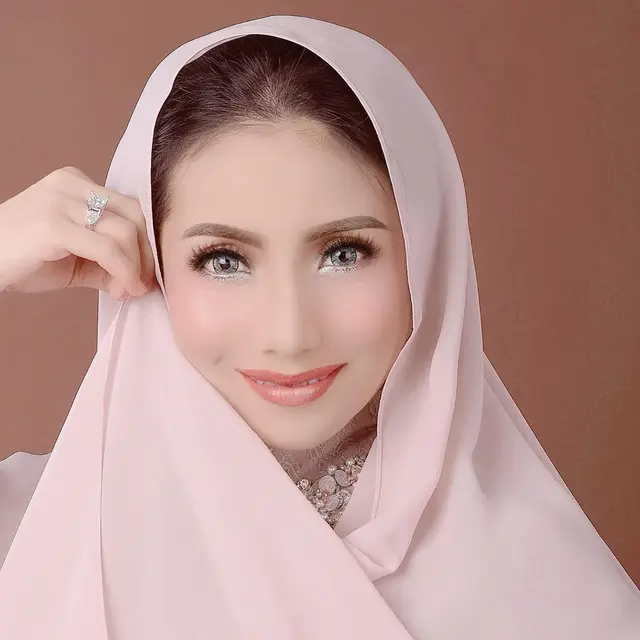 6 Potret Siti KDI Tampil Berhijab, Disebut Makin Cantik