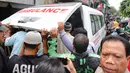 Usai disholatkan, jenazah pun kembali digotong menuju mobil ambulan yang sudah siap di dekat kediaman Almarhumah. Tak hanya keluarga, suasana di sekitar lokasi pun dipenuhi masyarakat dari berbagai kalangan. (Adrian Putra/Bintang.com)