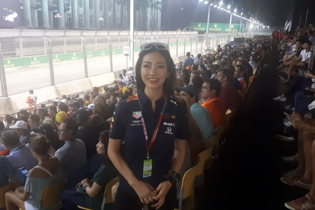 Karla Jasmina saat menonton FA GP Singapura (Liputan6.com / Cakrayuri Nuralam)