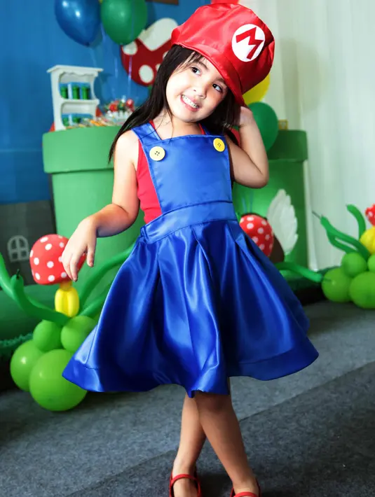 Berbeda dengan orang tuanya, putri sulung pasangan Nia dan Ardi, Mikhayla Zalindra Bakrie kabarnya menyiapkan hadiah spesial untuk adik kesayangannya itu. Ia juga sangat antusias dengan pesta ini. (Nurwahyunan/Bintang.com)