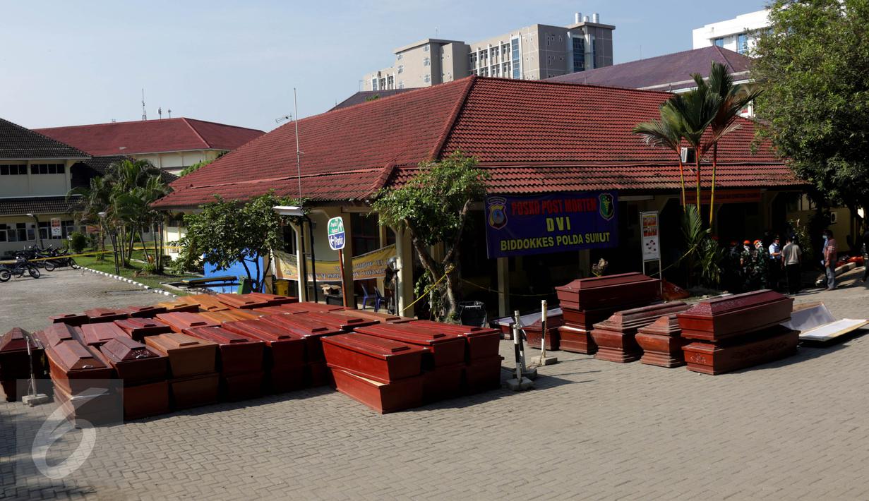 Sejumlah peti mati telah disiapkan di depan RSUP Haji Adam Malik, Medan, Sumatera utara, Kamis (2/7/2015). Setelah menjalani pemeriksaan dan teridentifikasi, jenazah korban Hercules C-130 akan dipulangkan ke keluarga korban. (Liputan6.com/Johan Tallo)